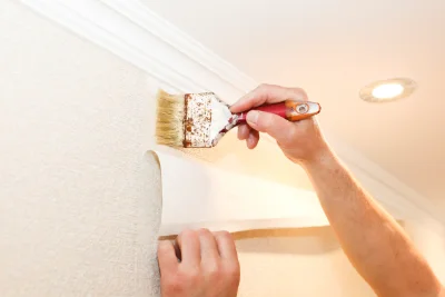Pose de papier peint à Chargé — revêtements muraux et toiles de verre